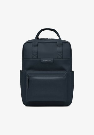 Granatowy plecak z dwoma uchwytami u góry, regulowanymi, wyściełanymi paskami, przednią kieszenią na zamek oraz główną przegrodą z gładkiego, teksturowanego materiału.