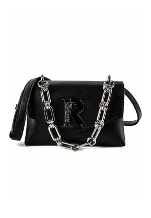 Sac à bandoulière en cuir noir avec chaîne argentée et grand logo "R" embossé sur le rabat avant, bandoulière en cuir réglable attachée.