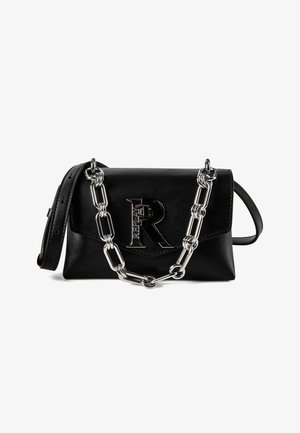 Bolso de hombro de cuero negro con cadena plateada y gran logo "R" en relieve en la solapa frontal, correa de cuero ajustable.