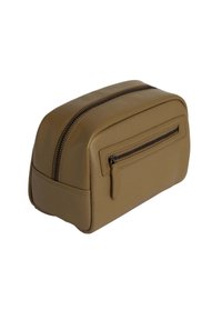 Bruine leren toilettas met een gestructureerde vorm, voorzien van twee bovenste ritsen en een vo pocket met een rits voor extra opbergruimte.