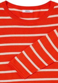 Chemise à manches longues rayée rouge et blanche avec encolure ronde et étiquette de marque "CECIL" visible.