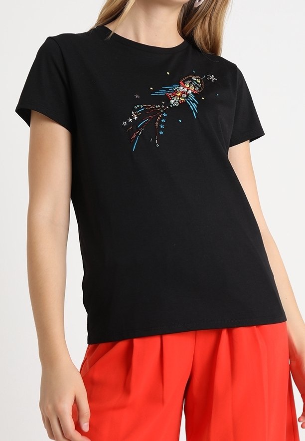 Czarny bawełniany t-shirt z kolorowym haftowanym wzorem rakiety z gwiazdami, uzupełniony krótkimi rękawami i klasycznym krojem.