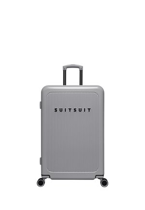 Grijze hard-shell koffer met verticale ribbels, zwarte wielen, uitschuifbare handgreep en "SUITSUIT"-logo aan de voorkant.