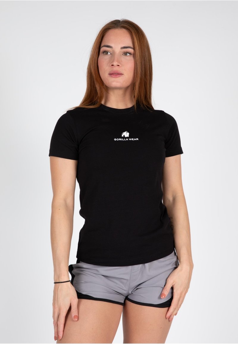 Melnā piegulošā T-krekls no kokvilnas ar īsām piedurknēm, uz krūtīm ar balto "Gorilla Wear" logotipu. Gluda tekstūra, apaļa apkakle.