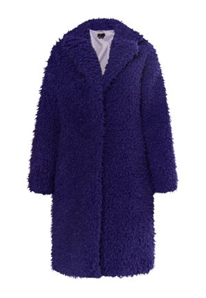 Manteau long en fausse fourrure violette avec un revers cranté, une coupe oversized et une surface texturée. Présente une ouverture frontale unique sans boutons.