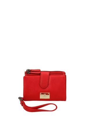 Portafoglio da polso in pelle rossa con due scomparti con zip, pattina con chiusura a scatto e piastra logo rettangolare dorata sul davanti.