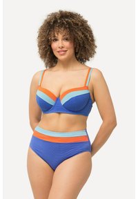 Blå bikini med en strukturerad bralette som har orangea och ljusblå ränder, tillsammans med högmidjade underdelar med matchande detaljer.