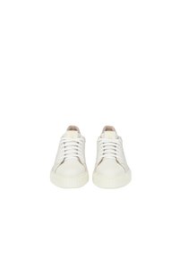Baskets en cuir blanc avec bout rond, accents latéraux texturés, lacets plats et semelle en caoutchouc. Design simple avec un minimum de branding.