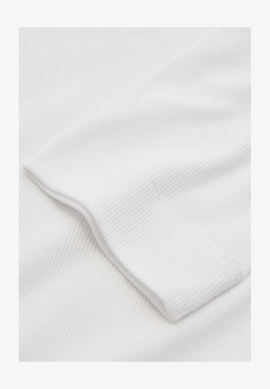 Weißer strukturierter Stoff mit einem gerippten Muster und einem gefalteten Ärmelrand. Das Material wirkt weich und leicht.