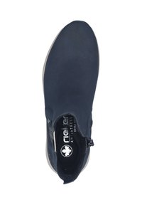 Bottines en velours marine foncé avec un cuir lisse, bout rond, semelle grise contrastante et fermeture éclair sur le côté pour un enfilage facile.