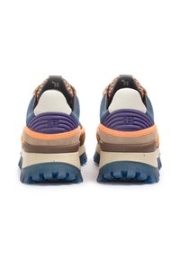 Zapatillas deportivas con una parte superior multicolor en azul, naranja y marrón, que presentan materiales texturizados y un diseño de suela robusta y gruesa.