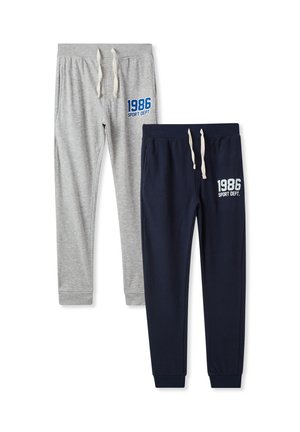Due paia di pantaloni della tuta per bambini, uno grigio e uno blu navy, ciascuno con cordini bianchi e "1986 SPORT DEPT." stampato sulla coscia sinistra.