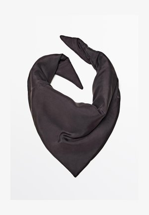 Écharpe en soie gris foncé en forme triangulaire pointue, présentant une texture lisse et une finition légèrement brillante, avec des extrémités repliées.