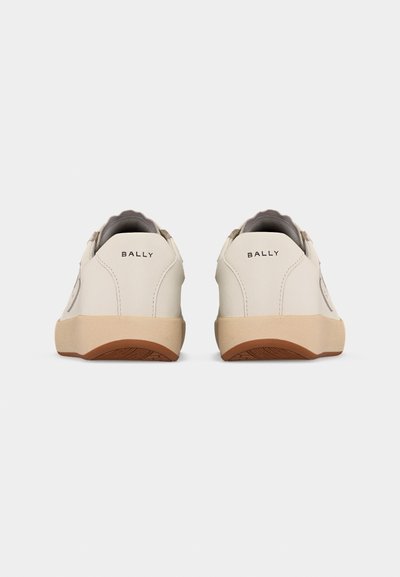 Paire de baskets en cuir ivoire avec semelles en caoutchouc beige, vue de dos, arborant le logo "BALLY" sur le talon.