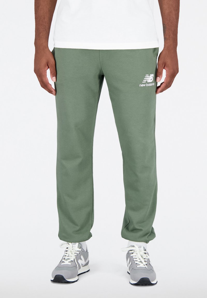 New Balance ESSENTIALS STACKED LOGO  - Pantalones deportivos - deep olive green