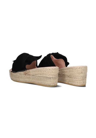 Zwarte suède espadrille sandalen met een gebogen ontwerp, geweven jute plateau en een subtiele hak. Soepele binnenkant en blootgestelde achterkant van de hak.