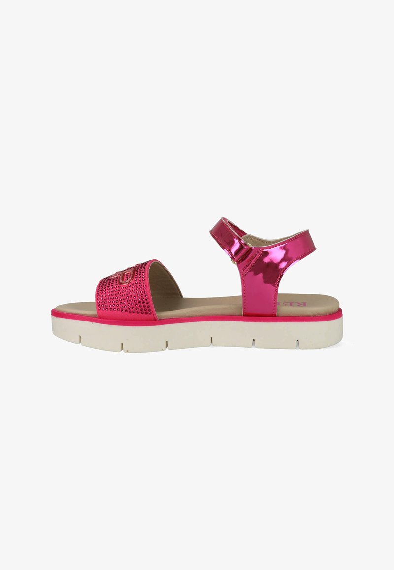 Roze metallic open-teen sandaal met verstelbare enkelriem en witte dikke zool, versierd met kleine strass-steentjes op het voorste riempje.