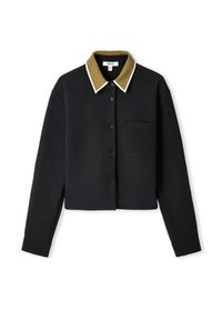 Zwart cropped shirt met lange mouwen, olijfgroene kraag, witte rand, knoopsluiting aan de voorkant en één borstzak. Glad, effen textuur.