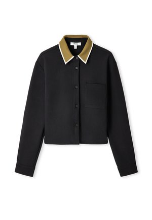 Camisa negra corta con mangas largas, cuello verde oliva, ribete blanco, cierre de botones en la parte delantera y un único bolsillo en el pecho. Textura suave y sólida.