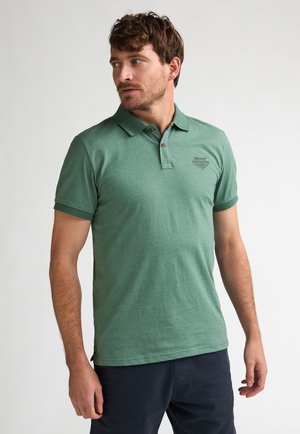 Groen katoenen poloshirt met een kraag, korte mouwen en een subtiele textuur; voorzien van een klein logo en houten knopen.