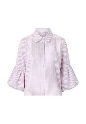 Bluzka z pionowymi paskami w kolorze bzu i bieli, zapinana na guziki, z bufkami o długości do łokcia i zaostrzonym kołnierzykiem.