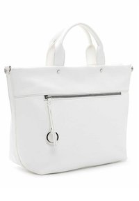 Sac fourre-tout en cuir blanc avec deux poignées supérieures, une poche zippée à l'avant et des détails en métal argenté. Texture lisse et design simple.