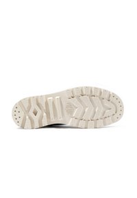Suela de una zapatilla deportiva con una superficie texturizada y patrón en color blanco roto, que presenta diversas formas geométricas y elementos de tracción para un mejor agarre.