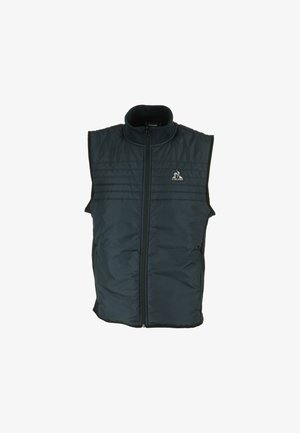 Gevoerd donkerblauw vest met een hoge kraag, ritssluiting aan de voorkant en subtiele horizontale stiksels; heeft een logo op de linkerborst.