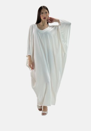 Robe kaftan blanche surdimensionnée en tissu léger, avec un col en V, des manches chauve-souris et une silhouette fluide. Texture lisse et design minimal.