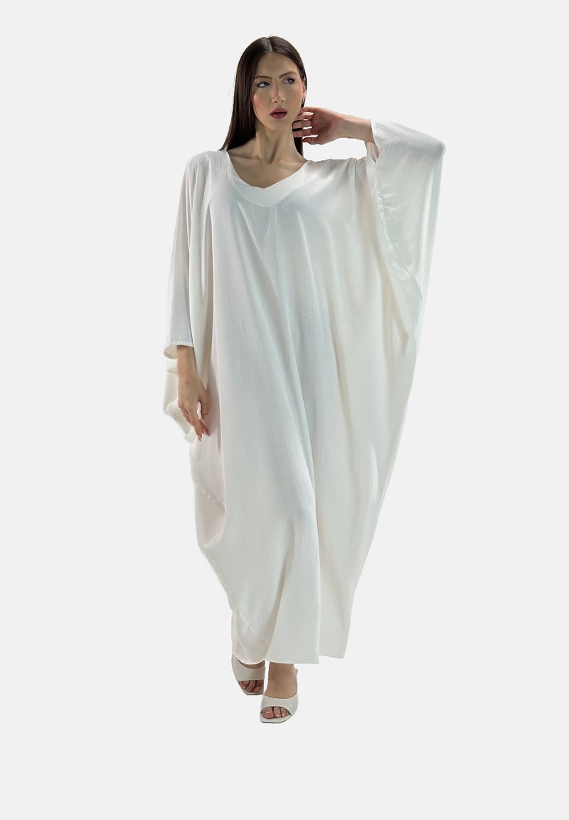 Hvid oversized kaftan kjole lavet af letvægtsstof med V-udskæring, batwing ærmer og en flydende silhuet. Glat tekstur og minimalistisk design.