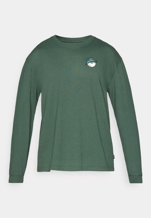 Donkergroene longsleeve t-shirt, gemaakt van zachte katoen. Voorzien van een kleine witte afbeelding met een groene hoed op de borst. Rond de halslijn.