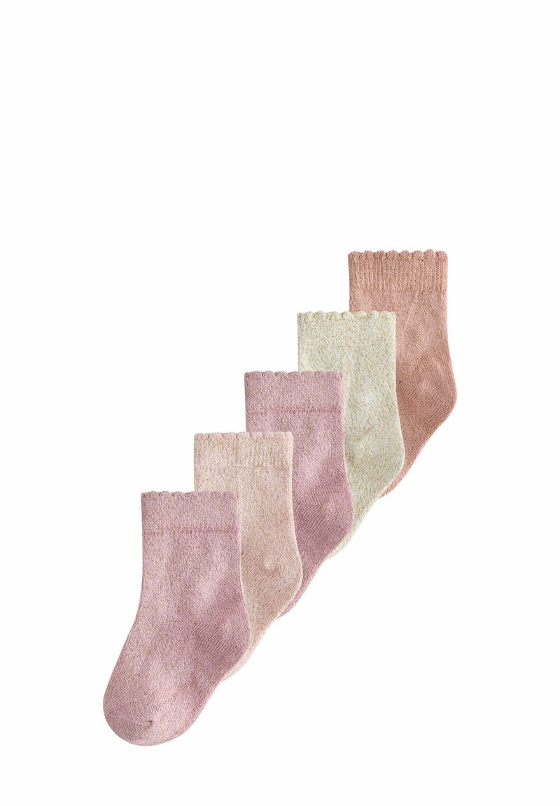 Fünf Paar Babysocken in unterschiedlichen Rosa- und Beigetönen. Stricktextur mit gewellten Bündchen und ohne Muster.