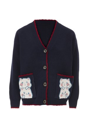Navyneulecardigan, jossa on punaiset aaltoilevat reunat, viisi nappia ja kaksi etutaskua, joissa on vaaleansävyiset karhukasvosuunnitelmat.