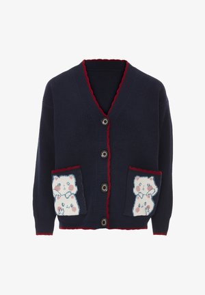 Námořnický pletený kardigan s červenými vlnitými lemy, pěti knoflíky a dvěma předními kapsami s motivem medvědí tváře v pastelových barvách.