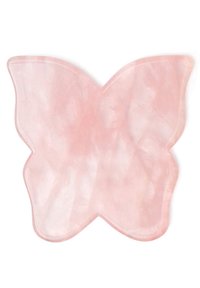Różowe narzędzie gua sha w kształcie motyla wykonane z przezroczystego kwarcu różowego, z gładkimi krawędziami i błyszczącą powierzchnią z naturalnymi żyłkami.