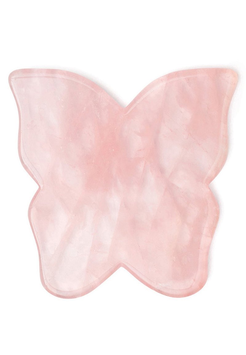 Różowe narzędzie gua sha w kształcie motyla wykonane z przezroczystego kwarcu różowego, z gładkimi krawędziami i błyszczącą powierzchnią z naturalnymi żyłkami.