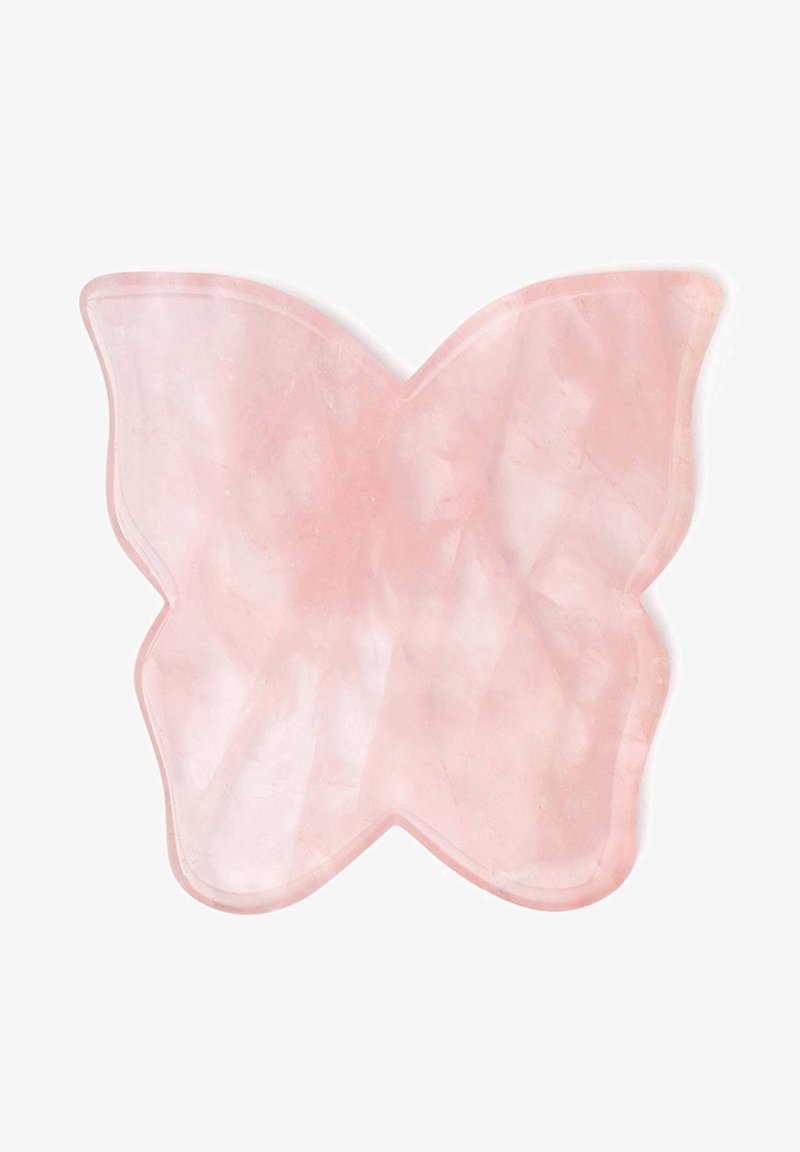 Różowe narzędzie gua sha w kształcie motyla wykonane z przezroczystego kwarcu różowego, z gładkimi krawędziami i błyszczącą powierzchnią z naturalnymi żyłkami.