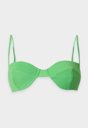 Grøn polstret bikini top med justerbare tynde skulderstropper på en ensfarvet hvid baggrund.