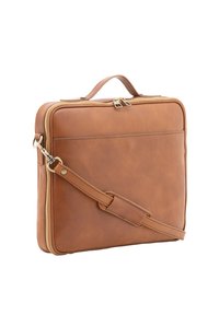 Sac en cuir brun avec fermeture à double zip, design plat et bandoulière amovible. Comprend une poignée supérieure et une texture lisse.