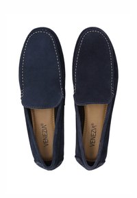 Námořnické semišové mokasíny s kontrastním bílým prošíváním, slip-on designem, zaoblenou špičkou a koženými stélkami s názvem značky "Venezia."