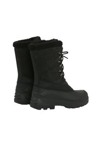 Černé zimní boty s texturovaným semišovým svrškem, kožešinovým lemováním, šněrováním a gumovou podrážkou. Vyznačují se kovovými kovovými očky a robustním designem.