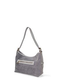 Borsa a mano in suede grigia con superficie liscia, dotata di tasca frontale con cerniera, tracolla regolabile e silhouette curva. Dettagli in grigio chiaro.