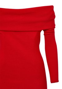 Robe rouge à épaules dénudées en maille côtelée avec des manches longues, arborant une coupe ajustée et un tissu texturé. Le design met en valeur une silhouette élancée.