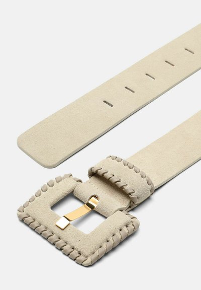 Bež suđeni remen s kvadratnom, prošivenom kopčom. Kopča ima zlatni metalni naglasak. Podesive dužine s pet rupa.