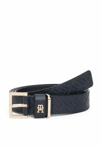 Cinturón de cuero azul marino con patrón grabado, hebilla y accesorios metálicos en tono dorado, con un acento de logo cerca de la hebilla.