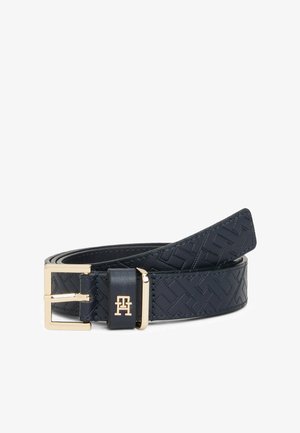 Marine leren riem met een reliëfpatroon, gouden metalen gesp en hardware, met een logo-accent nabij de gesp.