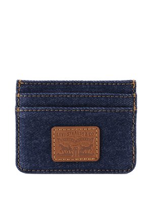 Tarjetero Levi's de mezclilla azul con tres ranuras para tarjetas cosidas y una parche de logo de cuero marrón en la parte delantera.