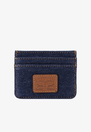 Blauwe denim Levi's kaarthouder met drie gestikte kaartsleuven en een bruine leren logo patch aan de voorkant.
