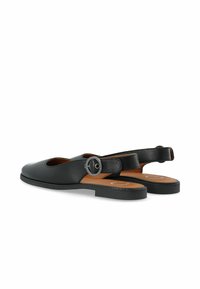 Scarpe slingback in pelle nera con punta arrotondata, dettagli a taglio e accentuazione con fibbia circolare. Suola piatta con soletta in contrasto beige.