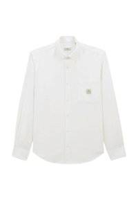 Chemise blanche à manches longues avec un poche sur la poitrine gauche et une étiquette de marque. Présente un col classique et une fermeture à boutons sur le devant.